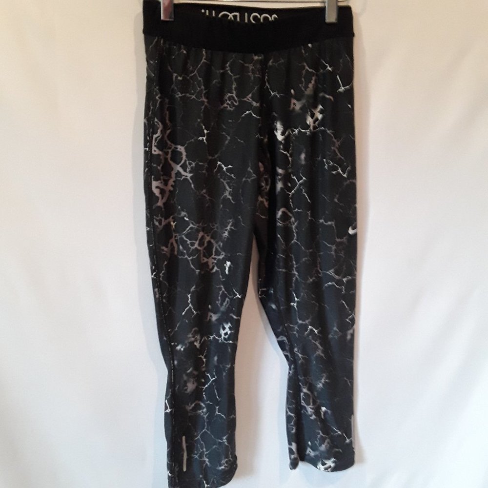 Nike black grey white capri legging  4/16$